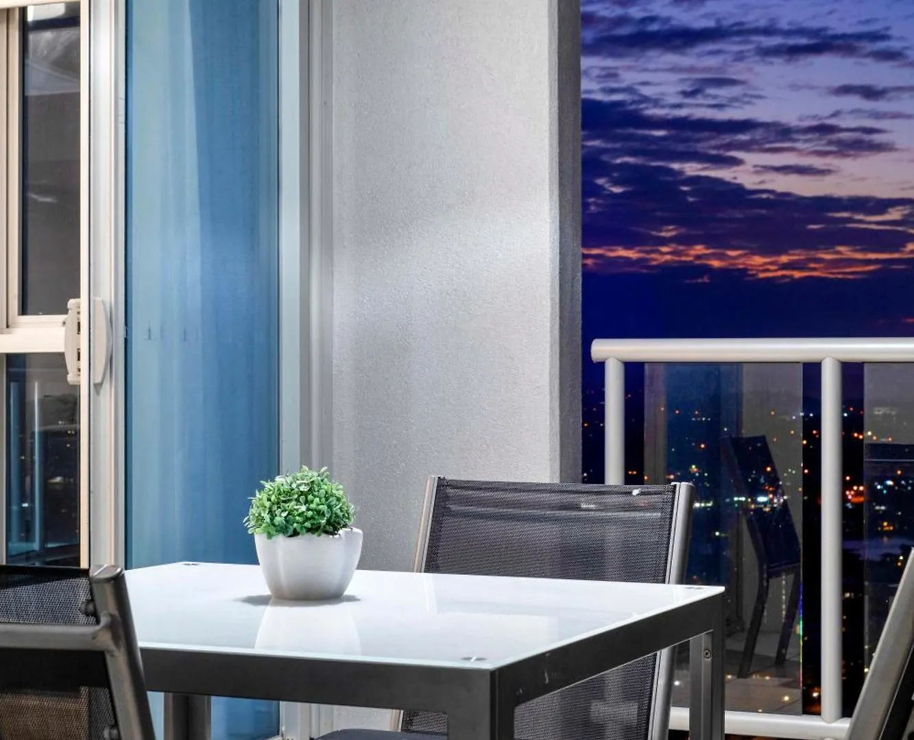 Chevron Renaissance - Self Contained & Privately Managed Apartments Gold Coast 0*,